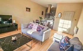 Royal Mile - Bright 2 Bedroom Apartment
